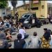 Pendemo tolak audiensi di aula Mapolres Bulukumba, Kapolres Datang dan Temui Peserta Aksi Sambil Duduk di Aspal