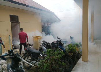 Gerak Cepat Cegah DBD, Polsek Kotapinang Fogging Serentak hingga Permukiman Warga