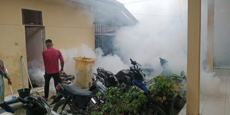 Gerak Cepat Cegah DBD, Polsek Kotapinang Fogging Serentak hingga Permukiman Warga