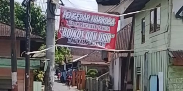 Makin Meresahkan! Warga Gang Dame Wek VI Pasang Baliho Anti-Narkoba: Pengedar adalah Pengkhianat Bangsa