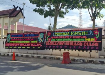 Toke Rok Ditangkap, Warga Sibulan Bulan Kirim Papan Bunga ke Polres Padangsidimpuan