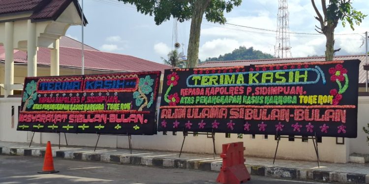 Toke Rok Ditangkap, Warga Sibulan Bulan Kirim Papan Bunga ke Polres Padangsidimpuan