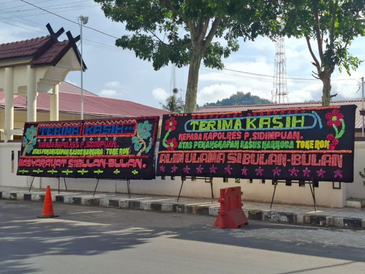 Toke Rok Ditangkap, Warga Sibulan Bulan Kirim Papan Bunga ke Polres Padangsidimpuan