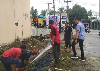 Camat dan Lurah Kotapinang Turun Langsung Gotong Royong Cegah Banjir