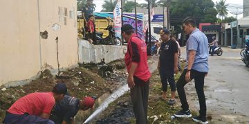 Camat dan Lurah Kotapinang Turun Langsung Gotong Royong Cegah Banjir