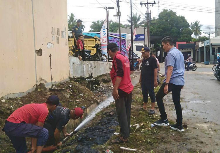 Camat dan Lurah Kotapinang Turun Langsung Gotong Royong Cegah Banjir