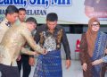 Pasangkan Kain Songket Bupati Fery Sambut Kajari Baru Labusel di Pendopo Rumdis