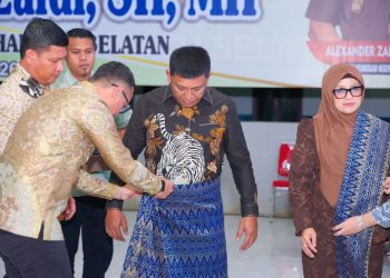 Pasangkan Kain Songket Bupati Fery Sambut Kajari Baru Labusel di Pendopo Rumdis