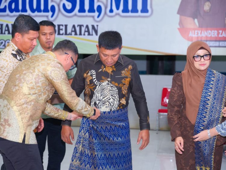 Pasangkan Kain Songket Bupati Fery Sambut Kajari Baru Labusel di Pendopo Rumdis