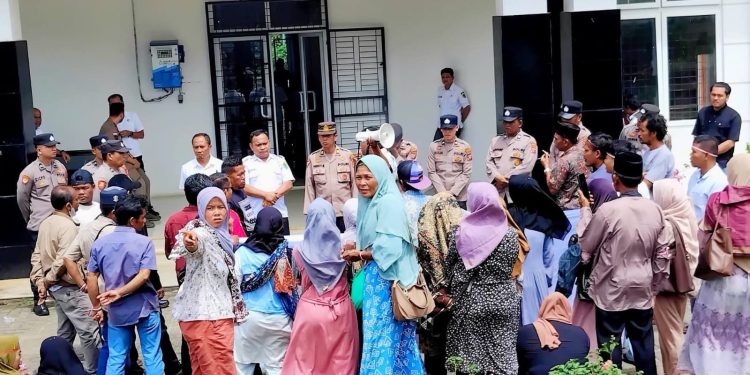 LSM Pers dan Mahasiswa Geruduk Inspektorat Tapsel Dugaan Penyalahgunaan Dana Desa Batang Tura Tuntut Audit