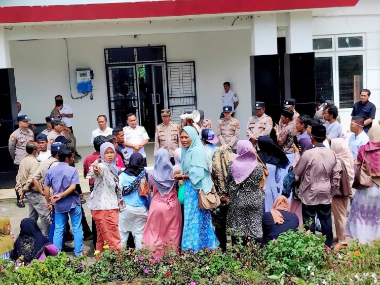 LSM Pers dan Mahasiswa Geruduk Inspektorat Tapsel Dugaan Penyalahgunaan Dana Desa Batang Tura Tuntut Audit