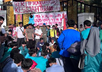 Ratusan Mahasiswa Demo di DPRD Riau Soroti Gaji Guru Rp150 Ribu Rumah Dinas Rp9,8 Miliar