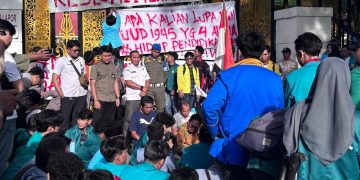 Ratusan Mahasiswa Demo di DPRD Riau Soroti Gaji Guru Rp150 Ribu Rumah Dinas Rp9,8 Miliar