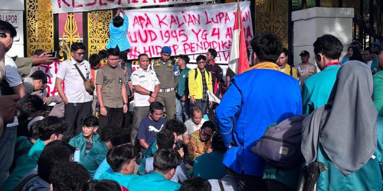 Ratusan Mahasiswa Demo di DPRD Riau Soroti Gaji Guru Rp150 Ribu Rumah Dinas Rp9,8 Miliar