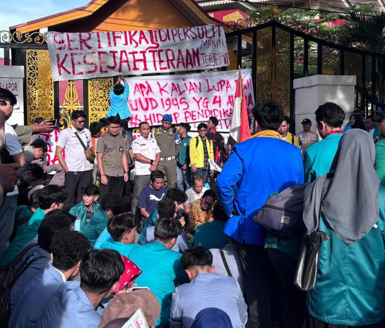 Ratusan Mahasiswa Demo di DPRD Riau Soroti Gaji Guru Rp150 Ribu Rumah Dinas Rp9,8 Miliar
