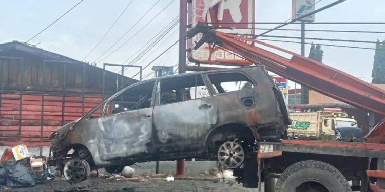Misterius Mobil Toyota Inova Hangus Terbakar di Parkiran Alfamidi