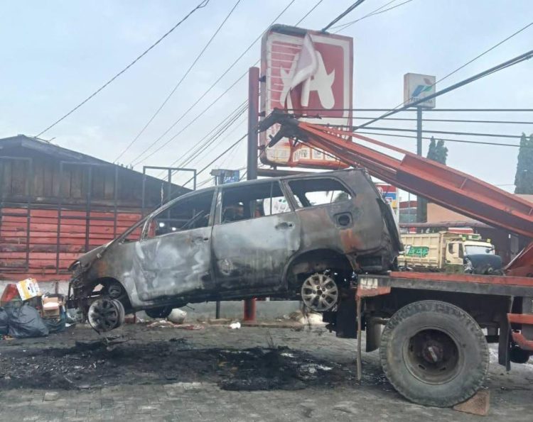 Misterius Mobil Toyota Inova Hangus Terbakar di Parkiran Alfamidi