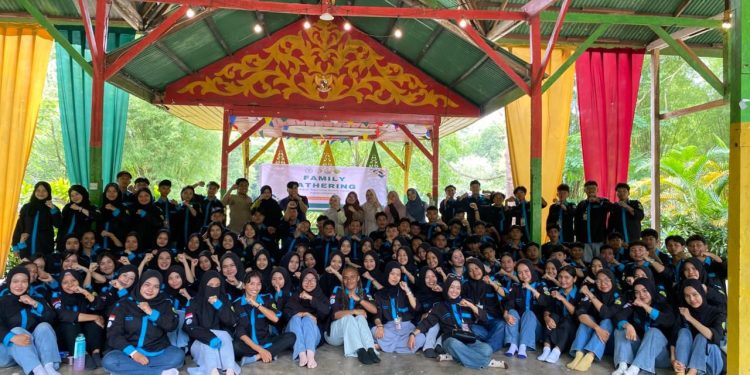 Kebersamaan dan Solidaritas Warnai Family Gathering HimAgrotek di Alam Mayang Pekanbaru