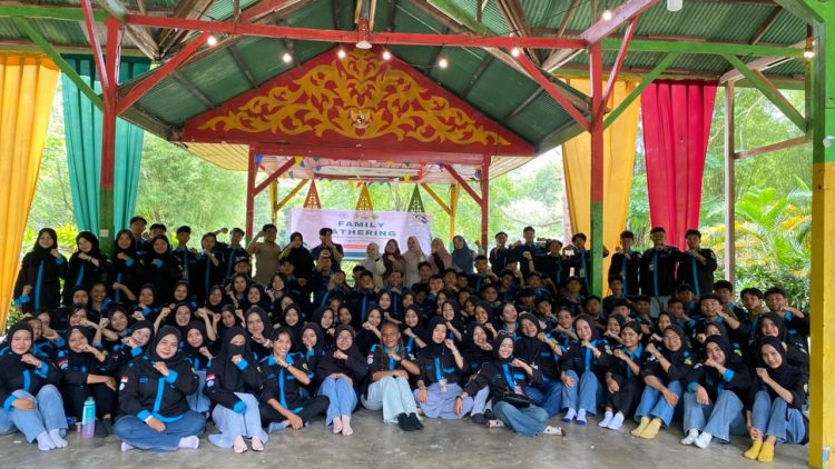 Kebersamaan dan Solidaritas Warnai Family Gathering HimAgrotek di Alam Mayang Pekanbaru