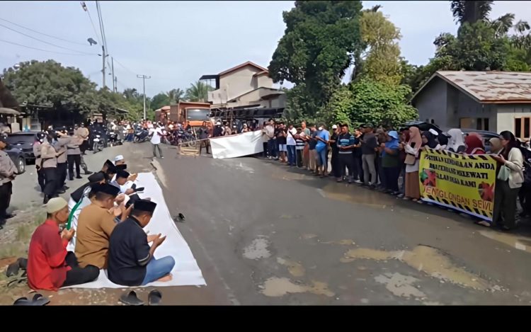 Jalan Rusak Selama 20 Tahun, Aliansi BKM Masjid/Musholla dan Warga Desa Kwala Air Hitam Langkat Gelar Aksi ” Tuntut Perbaikan”