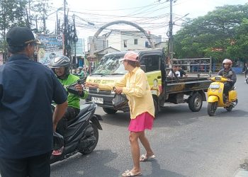 Perwakilan Media Alap-Alap News Gelar Jumat Berkah, Bagikan Nasi Kotak kepada Pengguna Jalan dan Jamaah