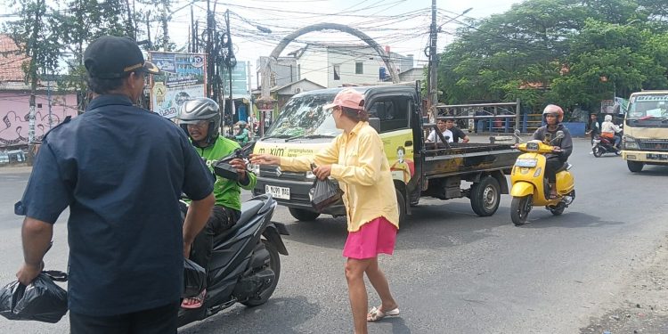 Perwakilan Media Alap-Alap News Gelar Jumat Berkah, Bagikan Nasi Kotak kepada Pengguna Jalan dan Jamaah