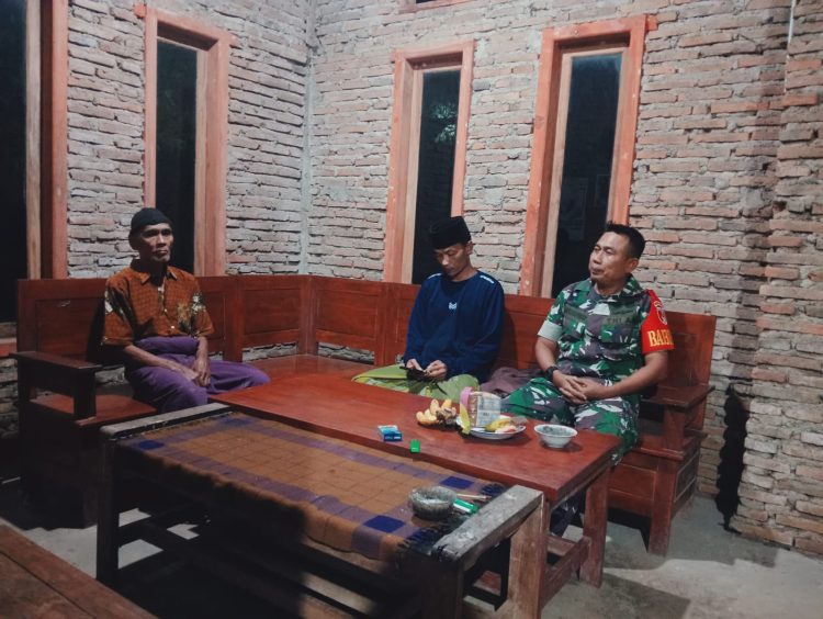 Babinsa Koramil 0822/05 Wringin Intensifkan Komsos, Perkuat Kedekatan dan Keamanan Wilayah Binaan