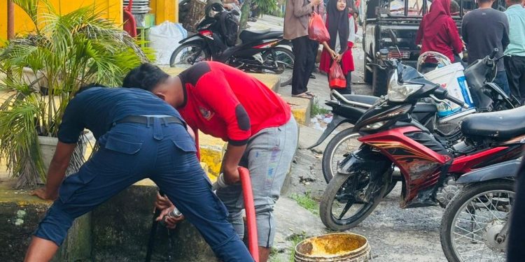 Polsek dan Kelurahan Kotapinang Gotong Royong Merawat Lingkungan