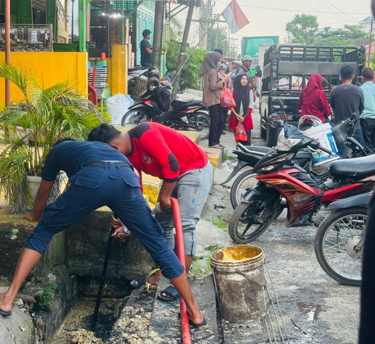 Polsek dan Kelurahan Kotapinang Gotong Royong Merawat Lingkungan