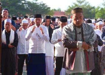 Ribuan Warga dan Bupati Labusel Sholat Idul Adha di Lapangan SBBK