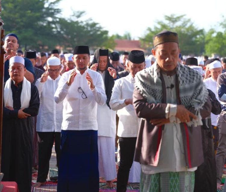 Ribuan Warga dan Bupati Labusel Sholat Idul Adha di Lapangan SBBK