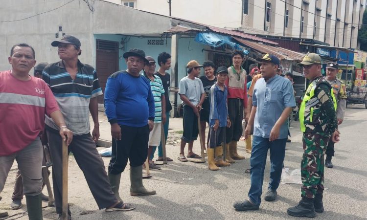 Lurah Kotapinang Bersama TNI-Polri dan Damkar Gotong Royong Bersihkan Parit Kota