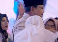 Momen Unik! Emak-Emak Mitra MBG Rebutan Salami dan Cium Presiden Prabowo