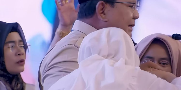 Momen Unik! Emak-Emak Mitra MBG Rebutan Salami dan Cium Presiden Prabowo