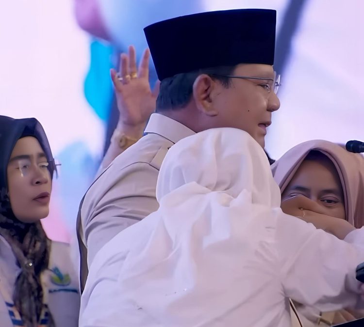 Momen Unik! Emak-Emak Mitra MBG Rebutan Salami dan Cium Presiden Prabowo