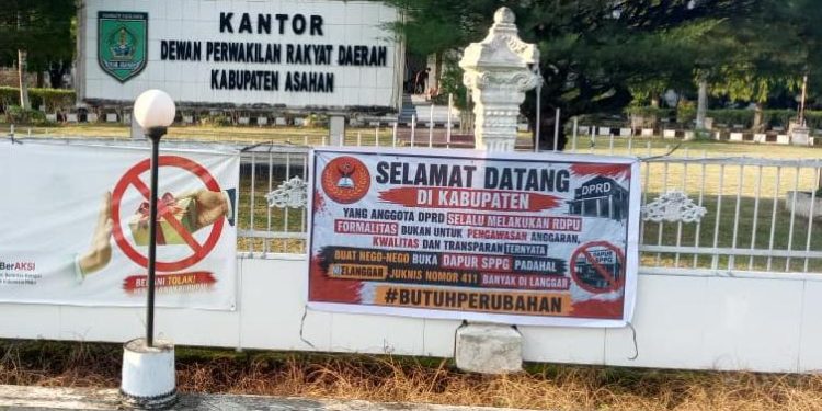 Sebagai Bentuk Kritik, PERMASI Asahan Pasang Spanduk di Gedung DPRD Desak RDPU Dijadwalkan