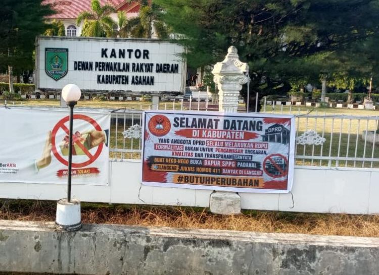 Sebagai Bentuk Kritik, PERMASI Asahan Pasang Spanduk di Gedung DPRD Desak RDPU Dijadwalkan