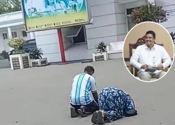 Ibu Bersujud dan Bermohon di Kantor Gubernur ” Pak Bobby Bantu Kami “