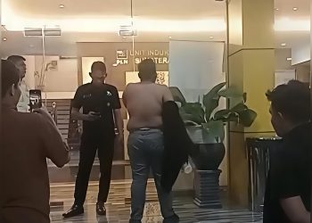 Mahasiswa Sumut Buka Baju Geruduk Kantor PLN Sumut di Malam Hari