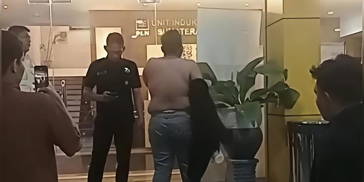 Mahasiswa Sumut Buka Baju Geruduk Kantor PLN Sumut di Malam Hari