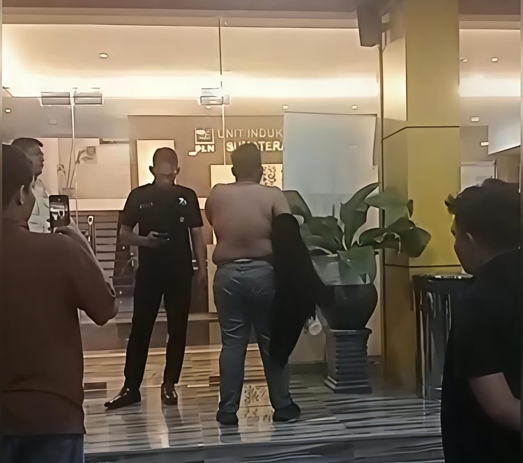 Mahasiswa Sumut Buka Baju Geruduk Kantor PLN Sumut di Malam Hari