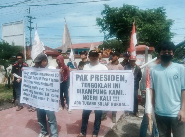Terdakwa Jaringan Bandar Narkoba 3000 Butir Hanya Divonis 11 Bulan Penjara, Masyarakat Geruduk Kantor Kejari