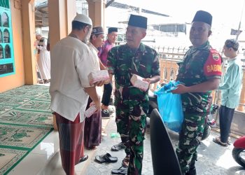 Danramil Kotapinang Beserta Jajaran Berbagi Jumat Berkah di Masjid Bakti