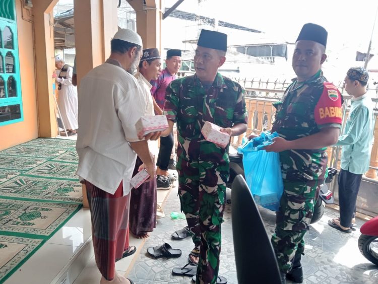 Danramil Kotapinang Beserta Jajaran Berbagi Jumat Berkah di Masjid Bakti