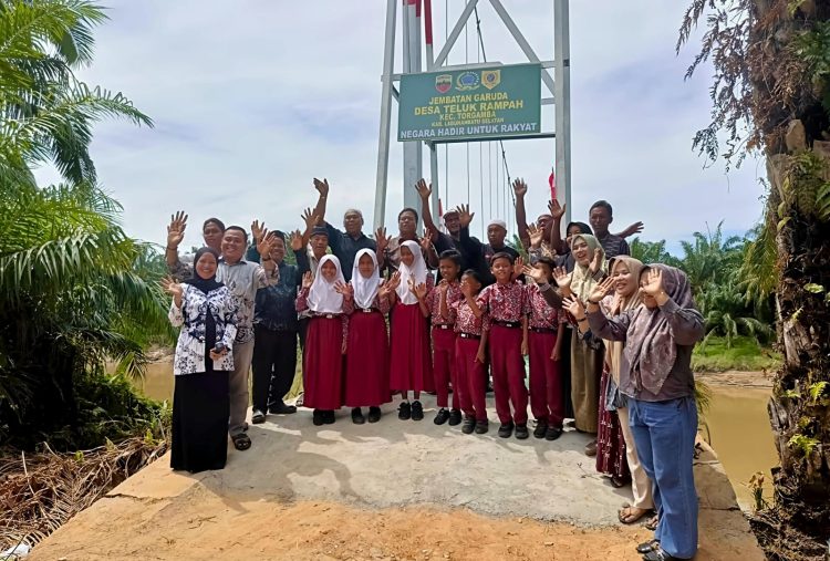 Danramil 11/Kotapinang Gelar Syukuran Perbaikan Jembatan Perintis Garuda di Teluk Rampah