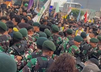 Aksi Menuju Indonesia Bangkrut, Ribuan Mahasiswa UI dan UNJ Turun ke Jalan