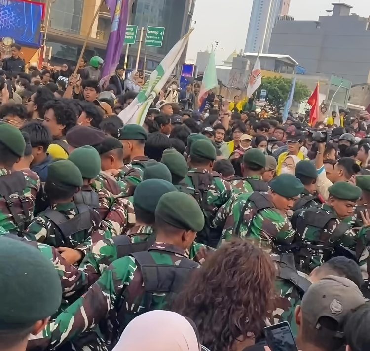 Aksi Menuju Indonesia Bangkrut, Ribuan Mahasiswa UI dan UNJ Turun ke Jalan