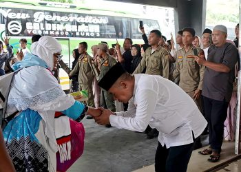 Tangis Haru Warnai Sambut Jamaah Haji Labusel, Wabup Syahdian Doakan Haji Mabrur dan Mabruroh