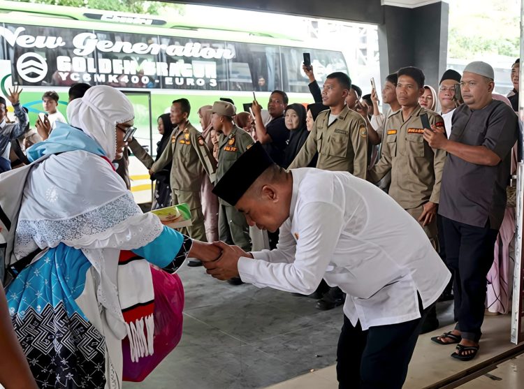 Tangis Haru Warnai Sambut Jamaah Haji Labusel, Wabup Syahdian Doakan Haji Mabrur dan Mabruroh