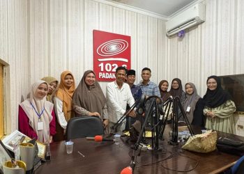DARI RUANG KULIAH KE RUANG SIARAN : Mahasiswa KPI UIN Syahada Padangsidimpuan Asah Kompetensi di Radio Padang FM